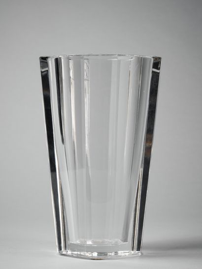 BACCARAT France 
Vase en cristal de section...