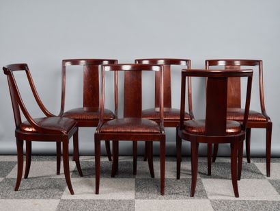 Suite de 6 chaises de salle à manger en bois...