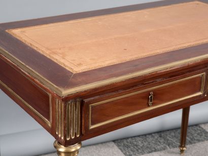 Bureau plat en placage d'acajou à décor de...