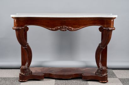 Console de forme chantournée en placage d’acajou,...
