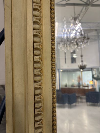 Imposant trumeau en bois laqué crème et doré...