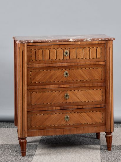 Petite commode en bois de placage ouvrant...