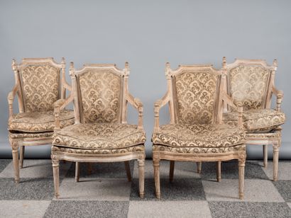 Suite de quatre fauteuils en bois sculpté...