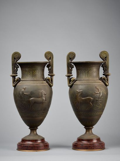 Paire de grands vases de forme cratère à...