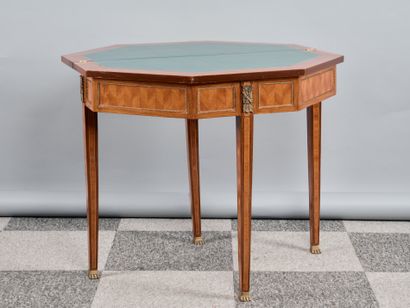 Table à jeux formant console à décor marqueté...