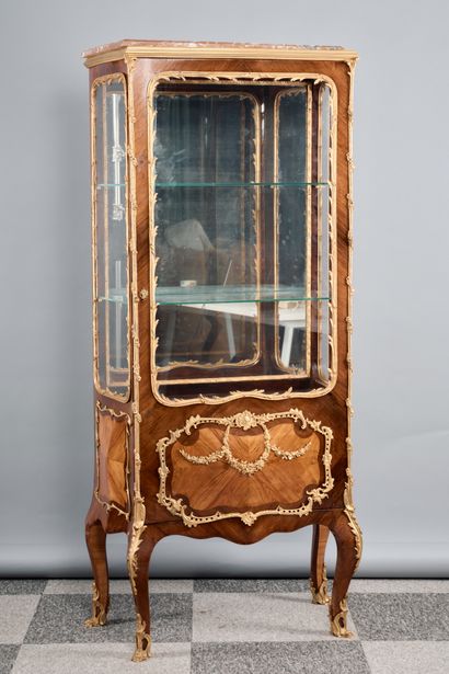 Vitrine en placage bois de rose disposé en...