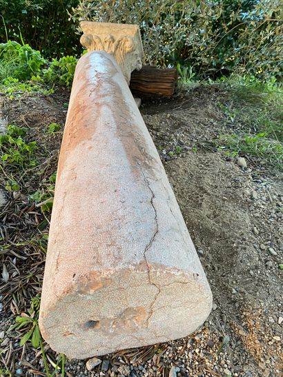 Paire de colonnes et chapiteaux en marbre...