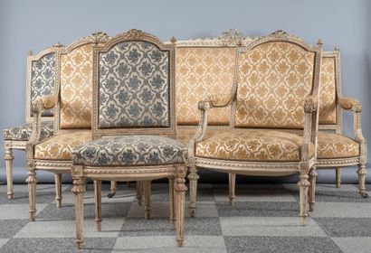 Mobilier de salon en bois sculpté et laqué...