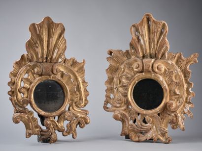Deux miroirs de forme ronde en bois sculpté...