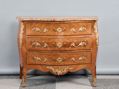 Commode de forme mouvementée en placage de...