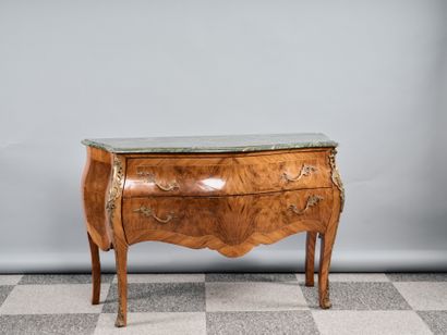 Commode de forme galbée en placage de bois...