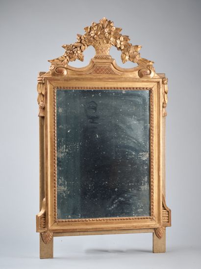 Petit miroir rectangulaire en bois sculpté...