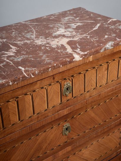 Petite commode en bois de placage ouvrant...