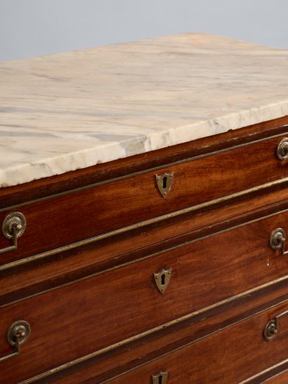 Commode en acajou et placage d'acajou ouvrant...
