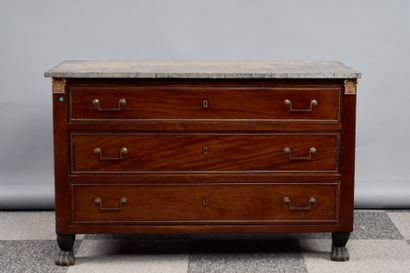 Commode en acajou et placage d'acajou ouvrant...