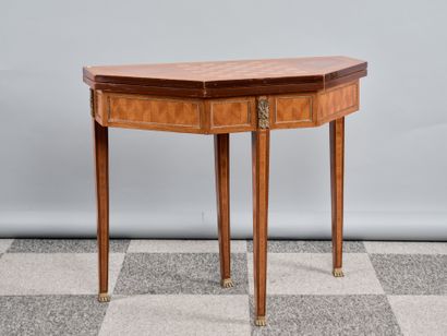 Table à jeux formant console à décor marqueté...