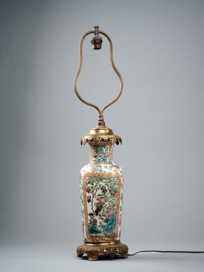 Vase en porcelaine et émaux de la famille...
