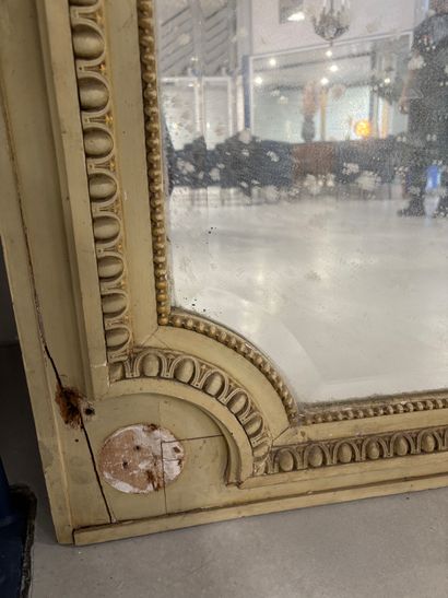 Imposant trumeau en bois laqué crème et doré...