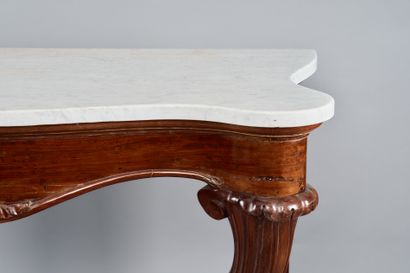 Console de forme chantournée en placage d’acajou,...