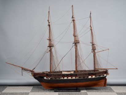 Importante maquette de frégate en bois sculpté...