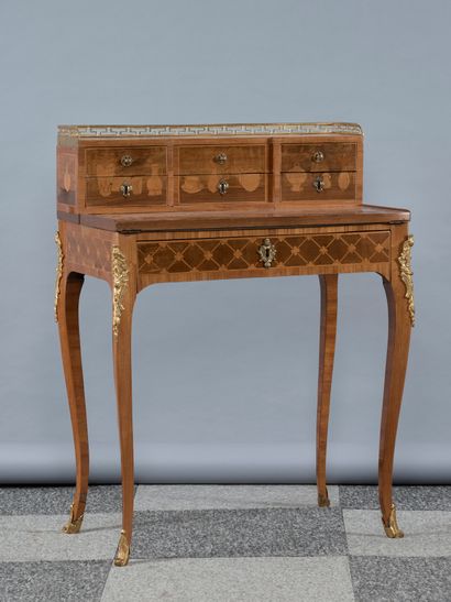 Bureau bonheur du jour à décor marqueté d’objets...