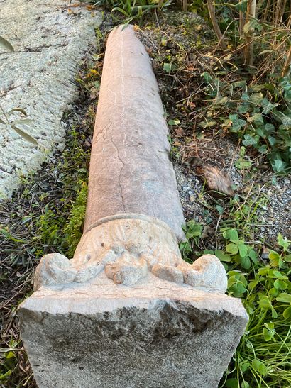 Paire de colonnes et chapiteaux en marbre...