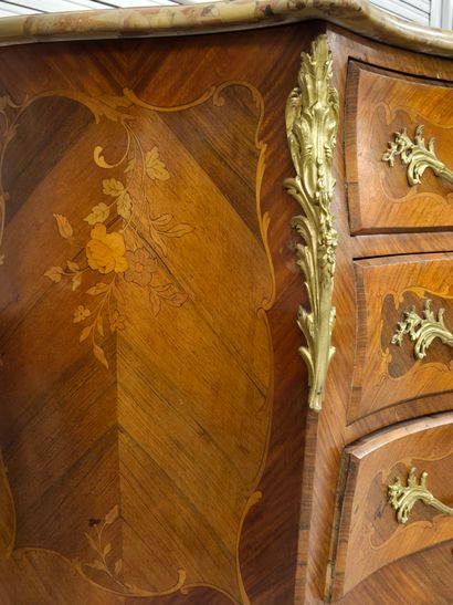 Commode de forme mouvementée en placage de...