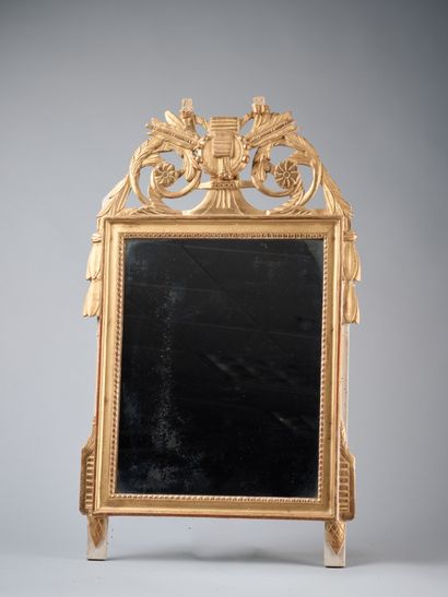 Miroir en bois sculpté et doré, laqué blanc...