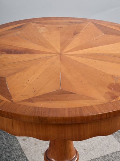 Guéridon en bois fruitier, le plateau circulaire...