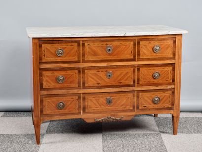 Commode en bois de placage à décor marqueté...