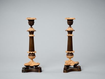 Paire de bougeoirs en bronze ciselé et patiné...