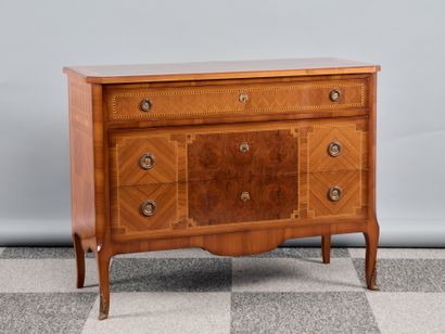 Commode en bois de satiné à l'imitation de...