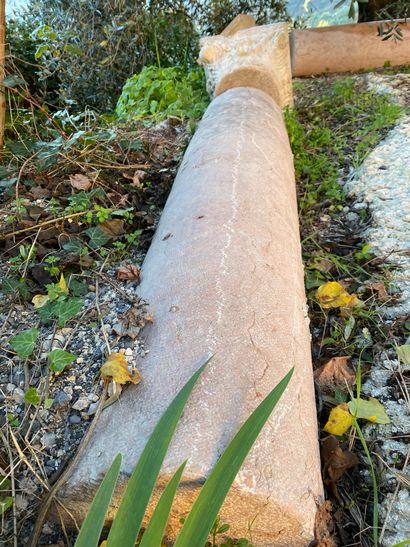 Paire de colonnes et chapiteaux en marbre...