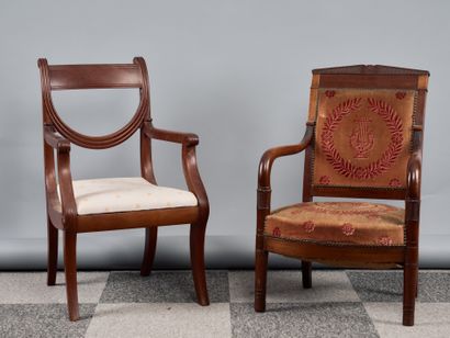 Réunion de deux fauteuils en placage d'acajou...