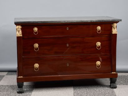 Commode en placage d’acajou, ouvrant par...