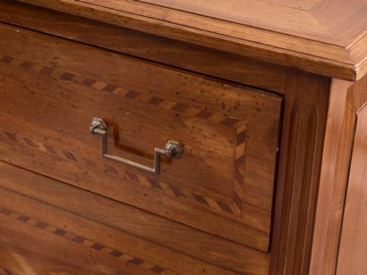 Commode en bois naturel à décor d'un filet...