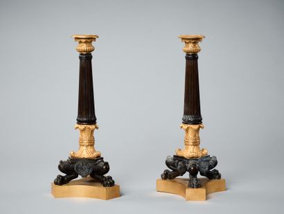 Paire de candélabres en bronze ciselé et...