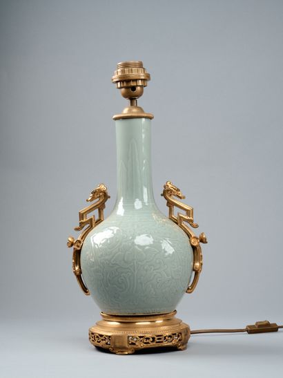 Vase de forme bouteille en porcelaine de...
