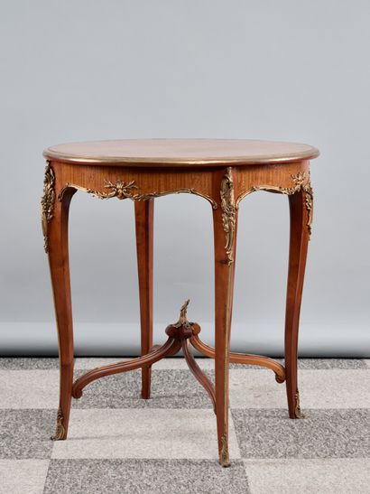 Table de milieu de forme circulaire en bois...