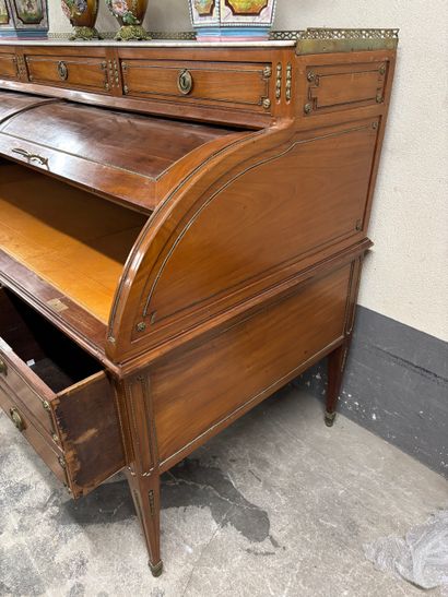 Imposant bureau à cylindre en acajou et placage...