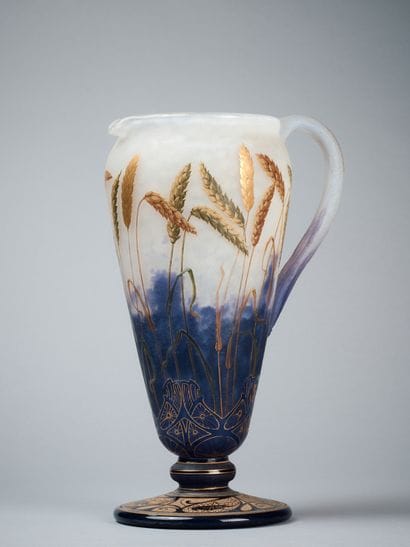 DAUM à NANCY 
Rare pichet en verre à décor...