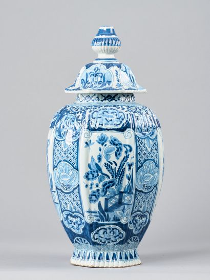 DELFT XVIIIe siècle 
Vase couvert en porcelaine...
