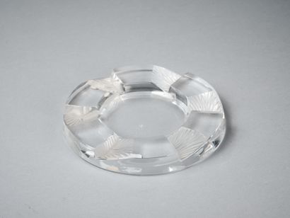 LALIQUE France 
Cendrier de forme circulaire...