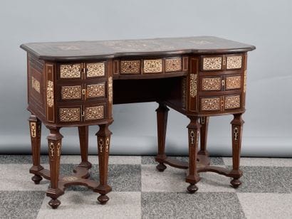 Bureau dit Mazarin à huit pieds réunis par...