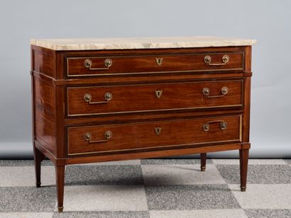 Commode en acajou et placage d'acajou ouvrant...
