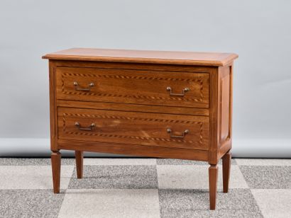 Commode en bois naturel à décor d'un filet...