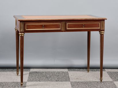 Bureau plat en placage d'acajou à décor de...