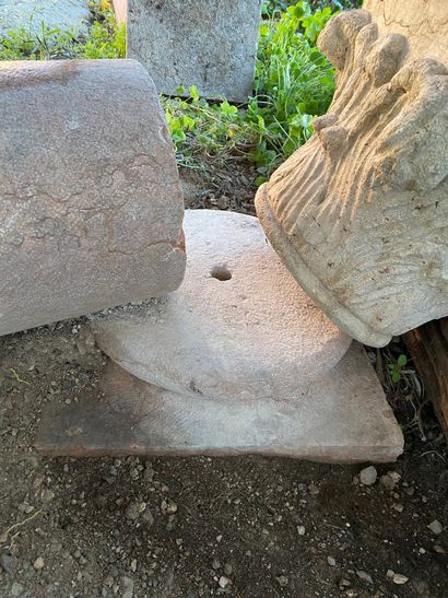 Paire de colonnes et chapiteaux en marbre...