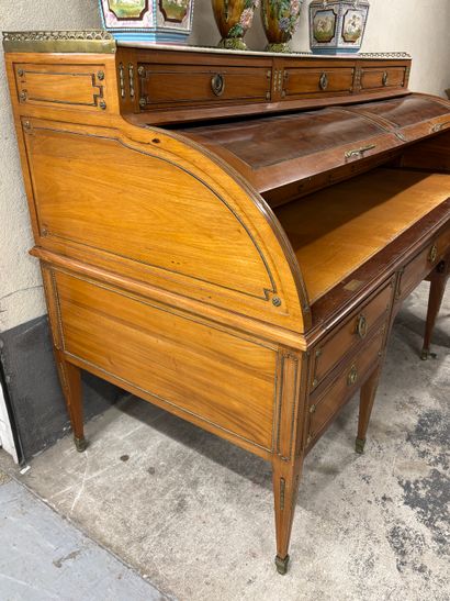 Imposant bureau à cylindre en acajou et placage...