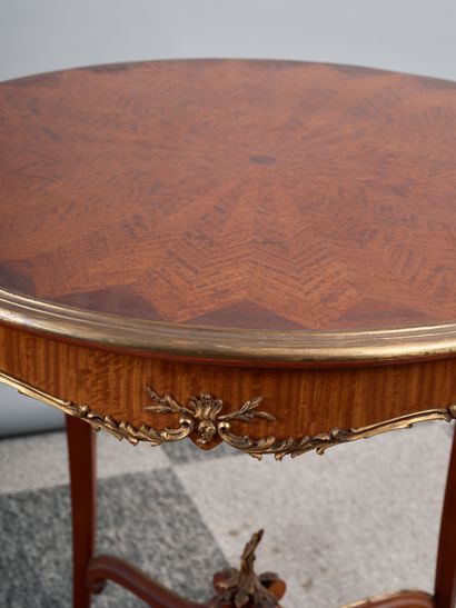Table de milieu de forme circulaire en bois...